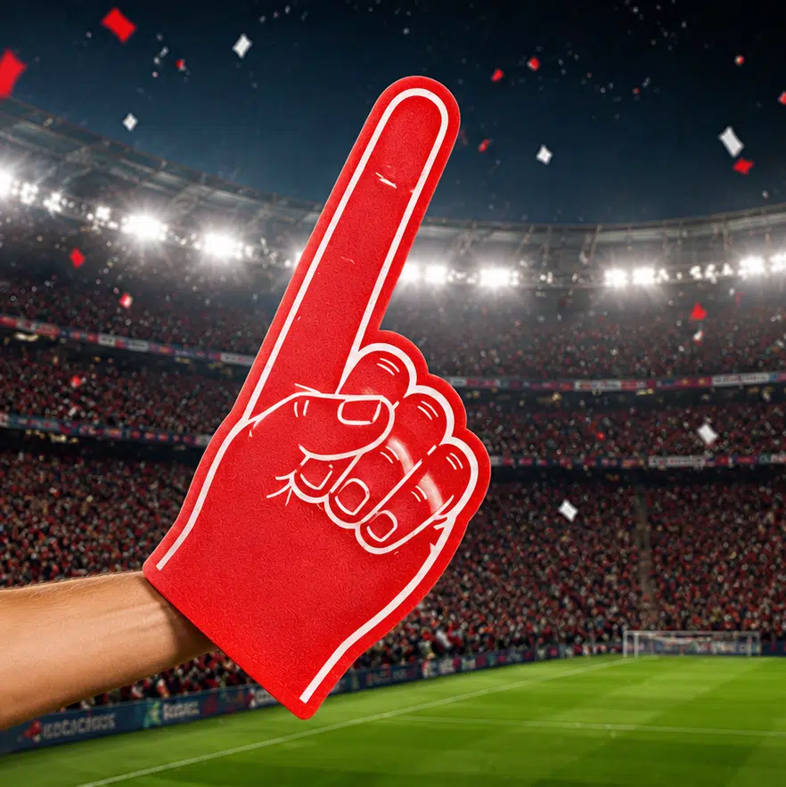 supporter tenant une main géante personnalisée dans un stade